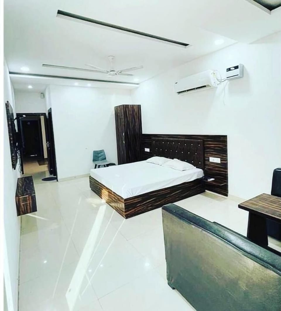 Deluxe Room | Desk, free WiFi, bed sheets