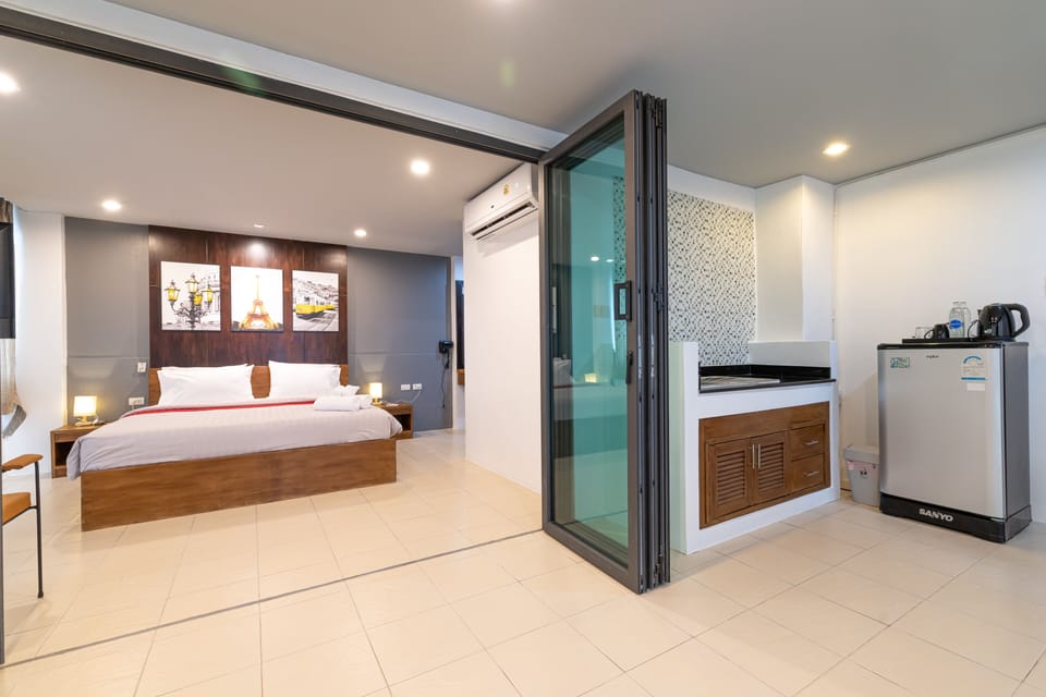 Royal Suite, 1 Bedroom, Mountain View | Living area | 40-inch TV with satellite channels, Netflix, streaming services