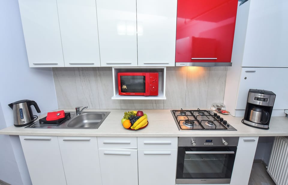 Superior Apartment | Private kitchen | Fridge, microwave, oven, stovetop