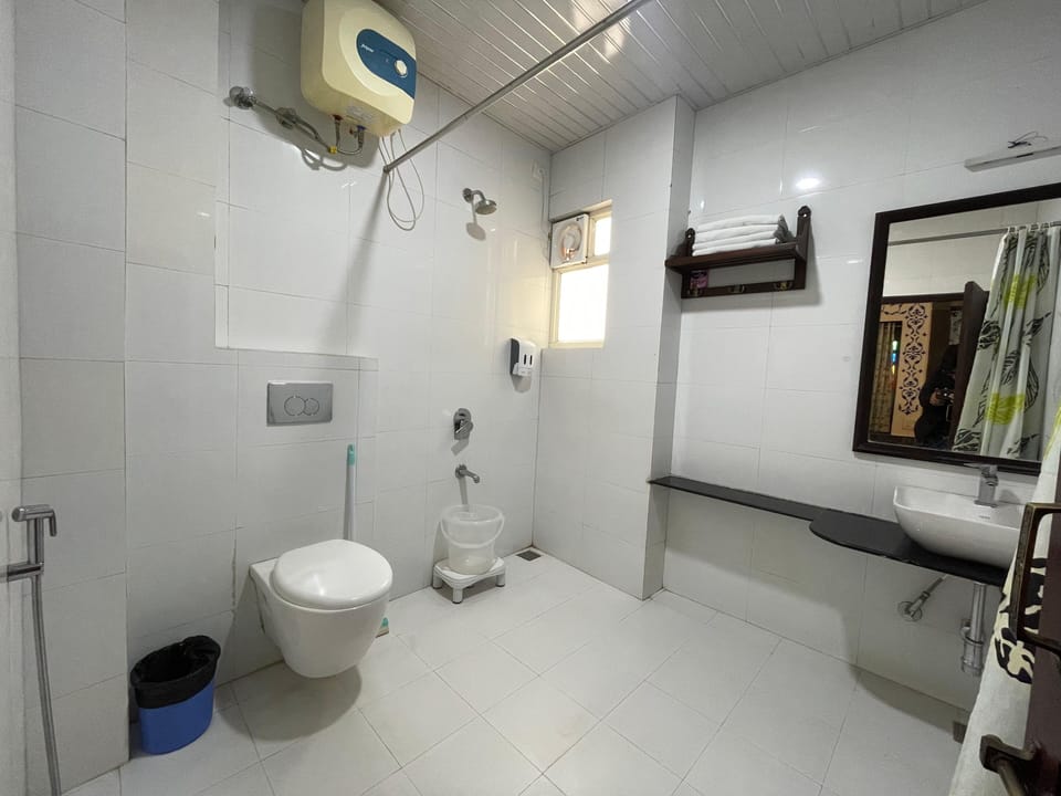 Senior Room | Bathroom | Shower, free toiletries, hair dryer, towels