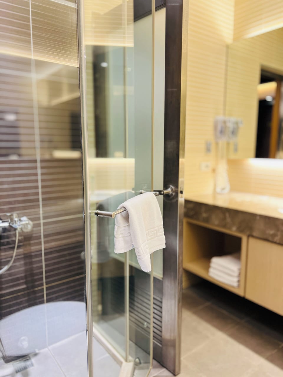 Standard Quadruple Room, Non Smoking | Bathroom | Separate tub and shower, free toiletries, hair dryer, slippers