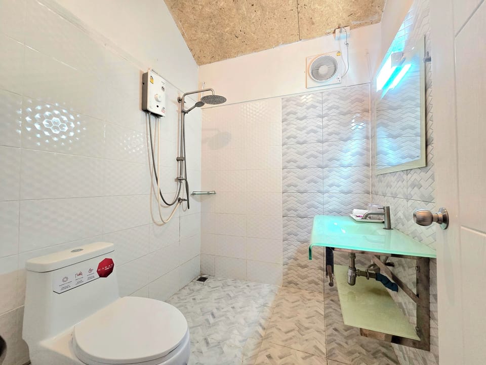 Resort A Fame Room | Bathroom | Shower, hair dryer, towels, shampoo