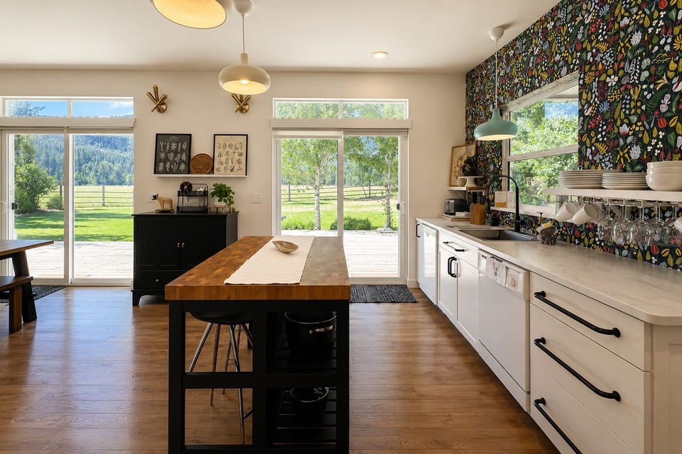 Cabin, 4 Bedrooms | Private kitchen | Coffee/tea maker, fridge, oven, toaster