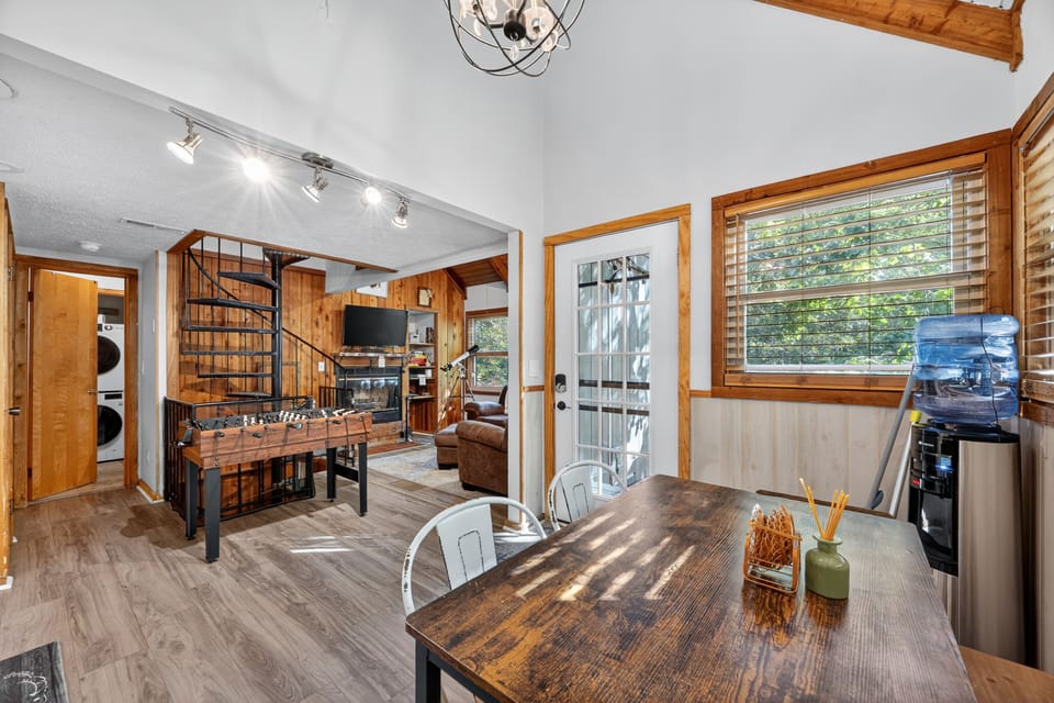 Cabin, 3 Bedrooms | Dining