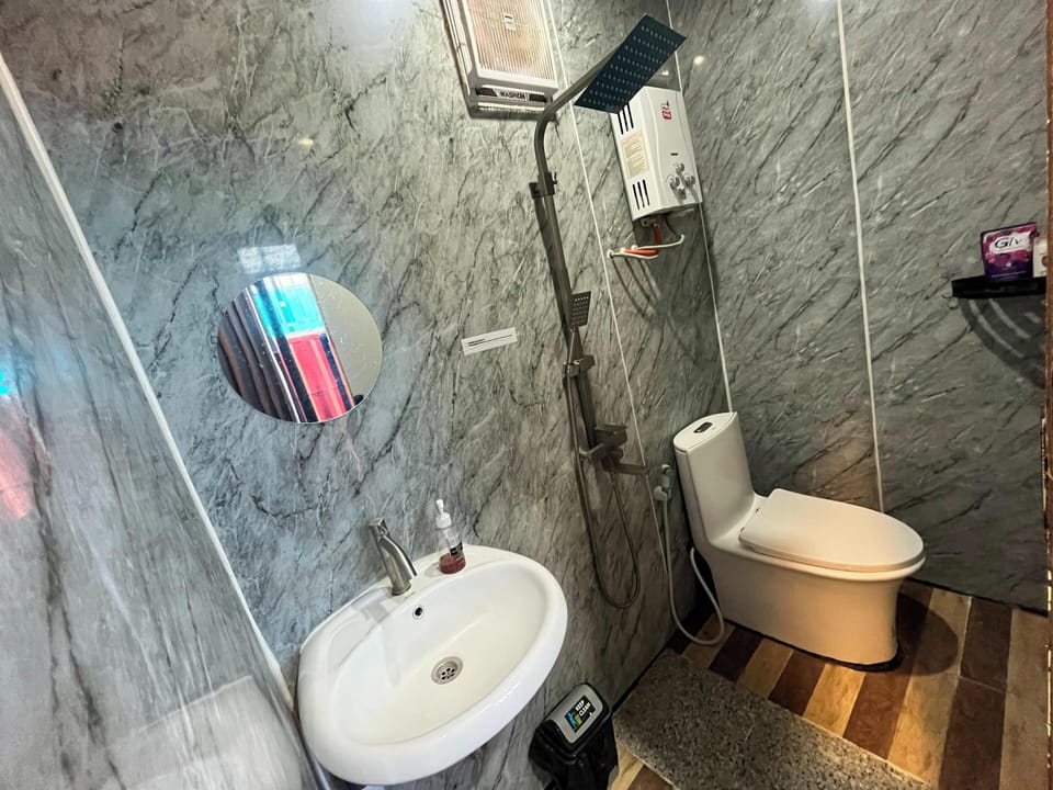 Deluxe Room | Bathroom | Shower, towels, soap, toilet paper