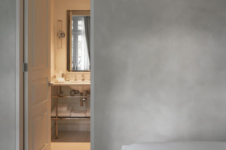 Superior Room, 1 Queen Bed, City View | Bathroom | Free toiletries, hair dryer, bathrobes, slippers