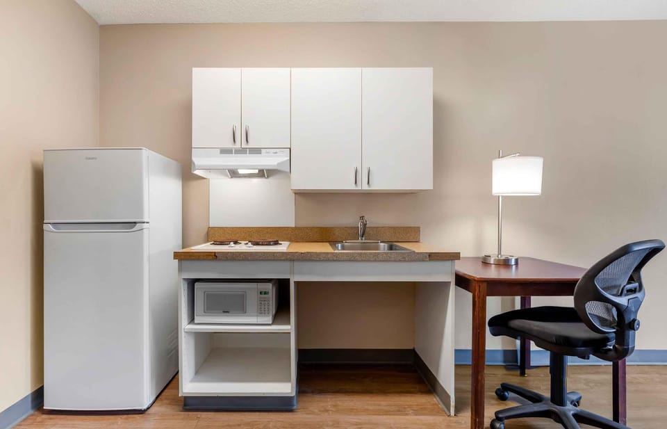 Coffee/tea maker, fridge, microwave, stovetop