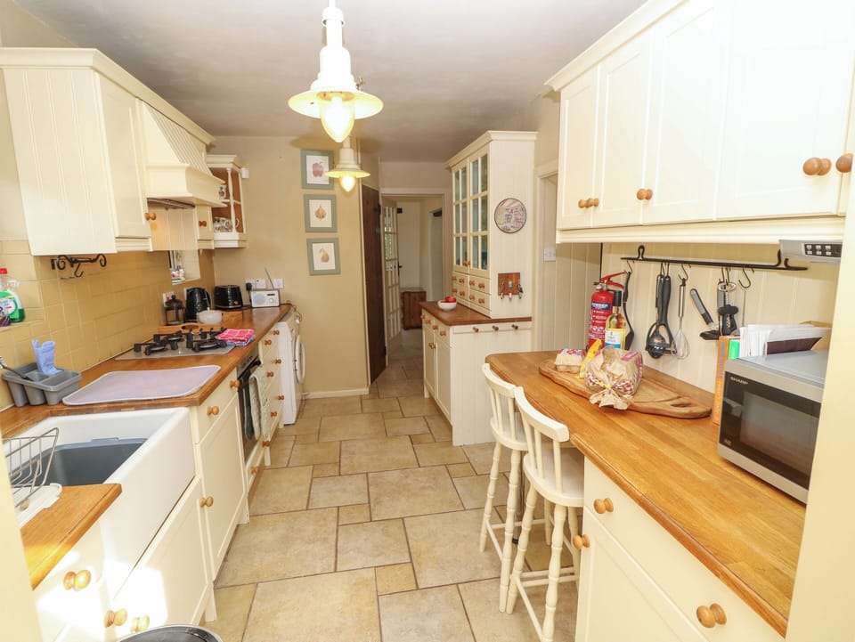 Dishwasher, cookware/dishes/utensils