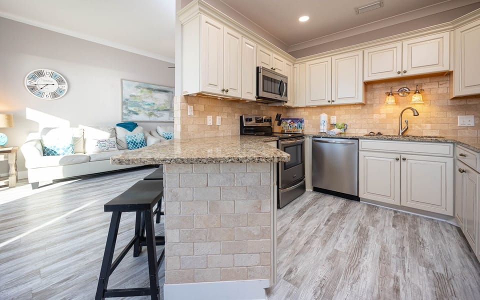 Condo, 1 Bedroom | Private kitchen | Fridge, oven, coffee/tea maker