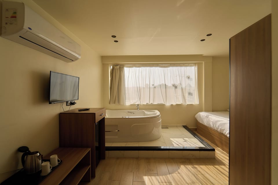 Deluxe Suite with Jacuzzi with Panoramic Pyramids View | Deep soaking bathtub