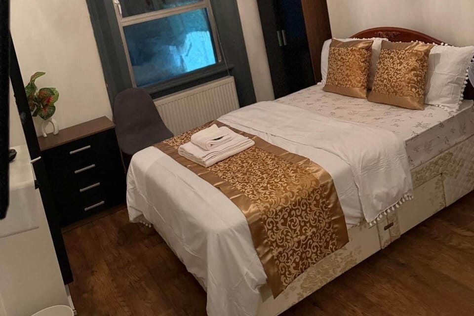 5 bedrooms, WiFi (free), bed sheets