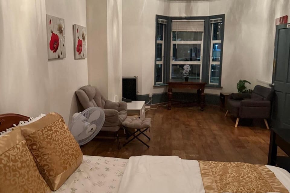 5 bedrooms, WiFi (free), bed sheets