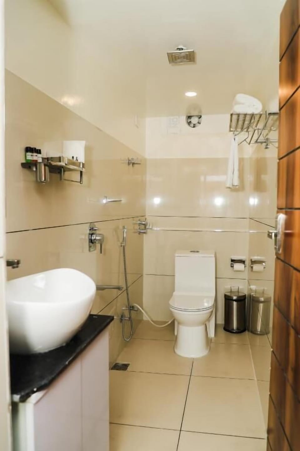 Deluxe Room | Bathroom | Bathrobes, slippers, bidet