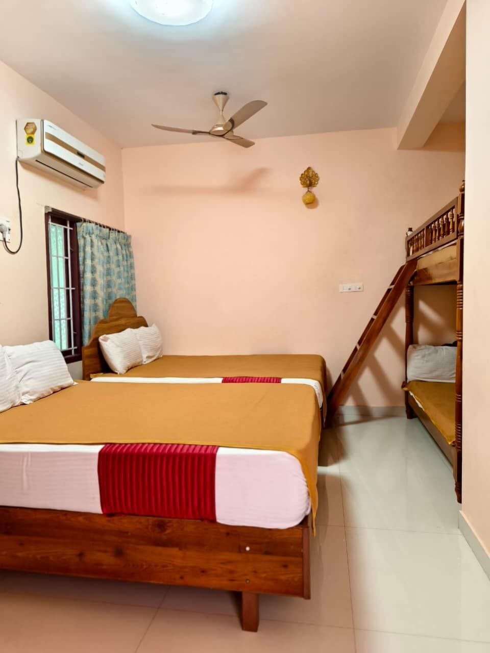 Family Apartment | Desk, free WiFi, bed sheets