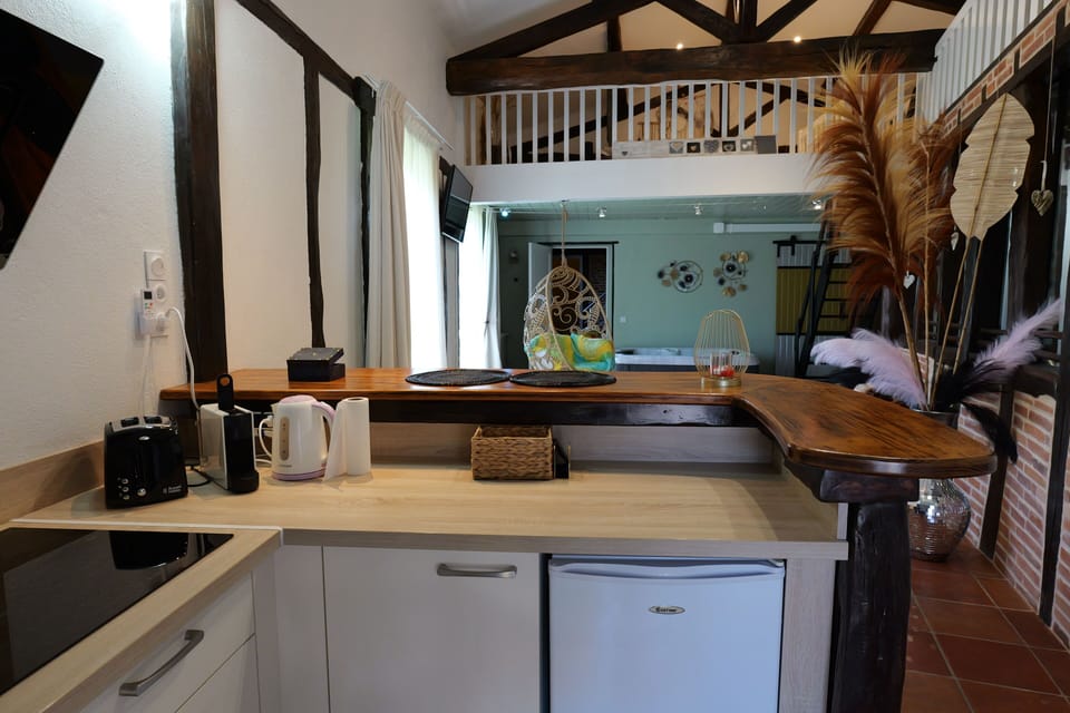 Deluxe Loft, 1 Bedroom, Kitchenette, Garden View | Private kitchen | Mini-fridge, microwave, espresso maker, coffee/tea maker