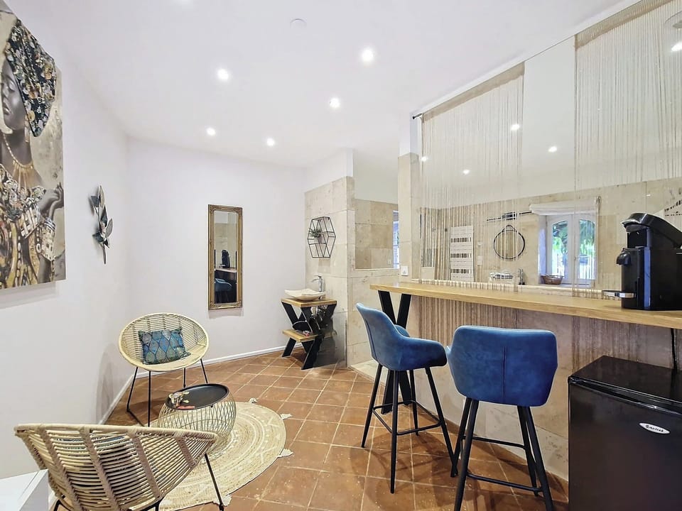 Deluxe Suite, 1 King Bed, Air conditioning, Garden View | Living area | Flat-screen TV