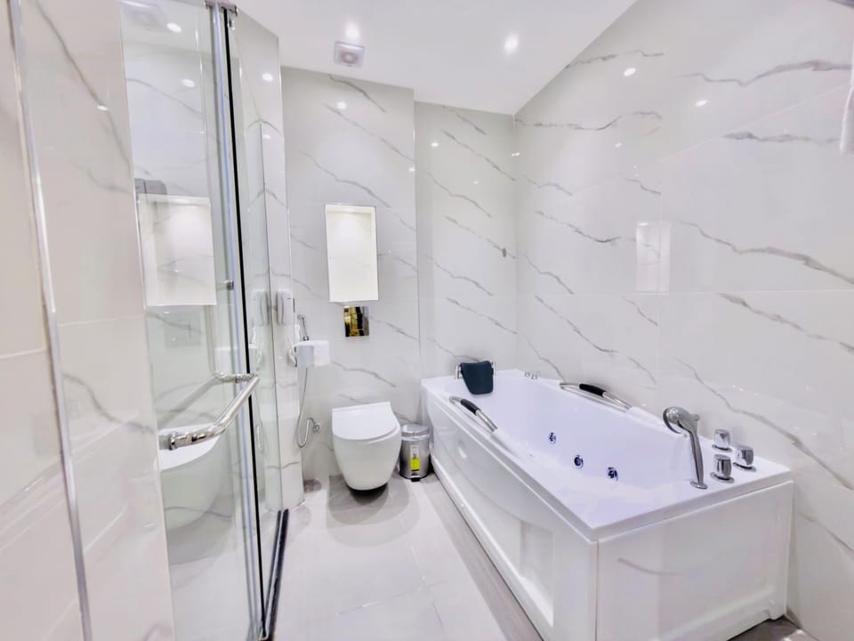Deluxe Suite, Balcony, Mountain View | Bathroom | Separate tub and shower, jetted tub, hydromassage showerhead
