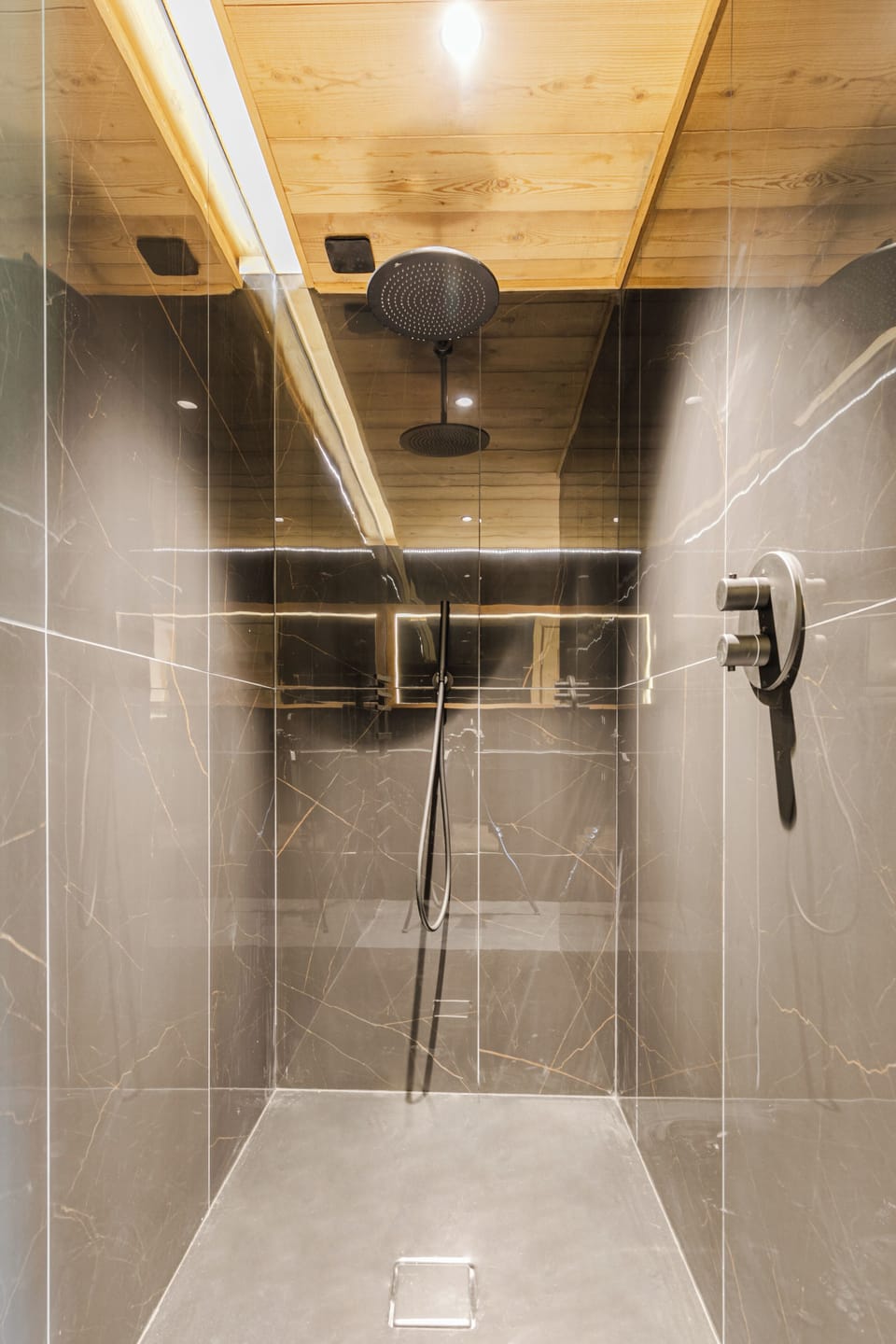 Suite L'Ecrin | Bathroom | Slippers, towels, soap, shampoo