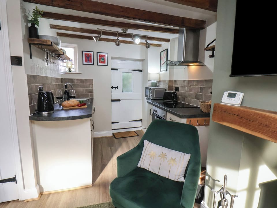 Cottage | Private kitchen | Fridge, microwave, toaster, cookware/dishes/utensils