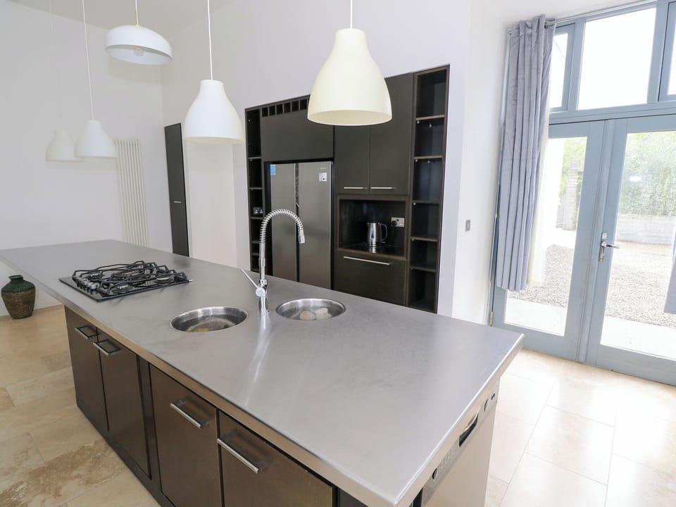 Microwave, dishwasher, cookware/dishes/utensils