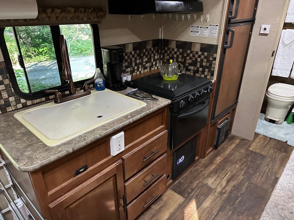 Standard Studio Suite, Non Smoking, Mountain View | Private kitchen | Microwave, dining tables