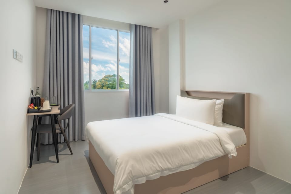 Egyptian cotton sheets, premium bedding, down comforters, desk