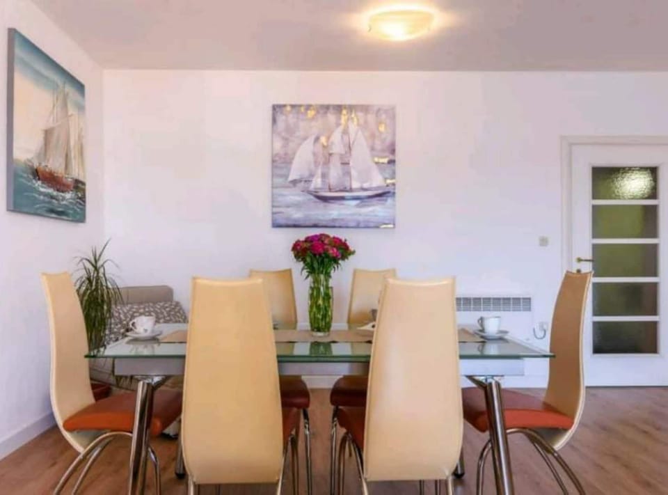 Apartment (Two-Bedroom Apartment With Sea View) | Dining room