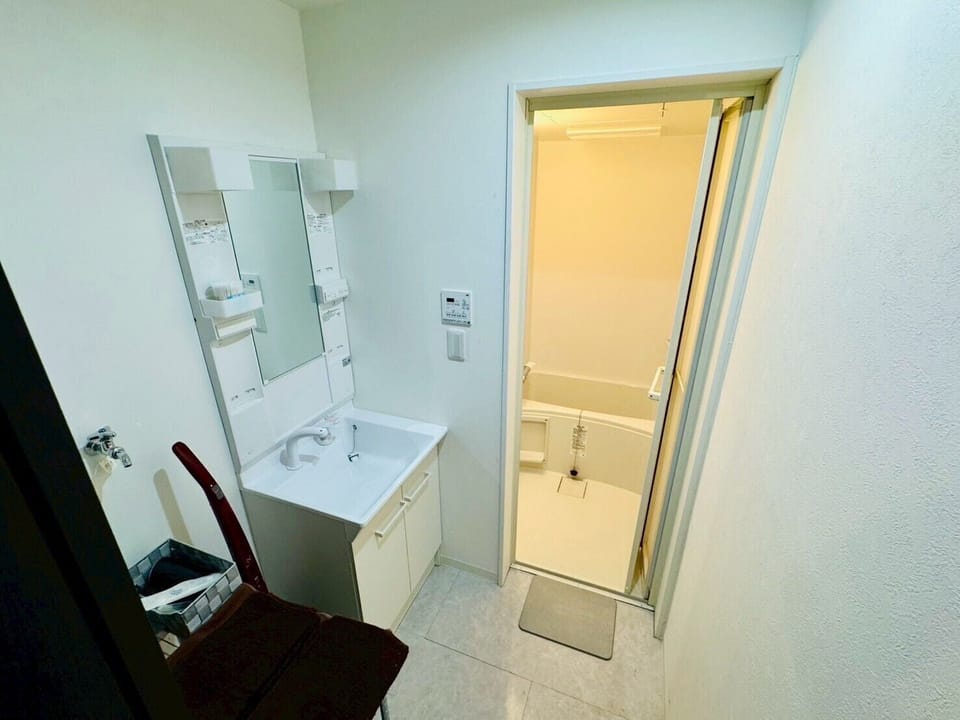 Basic Apartment | Bathroom