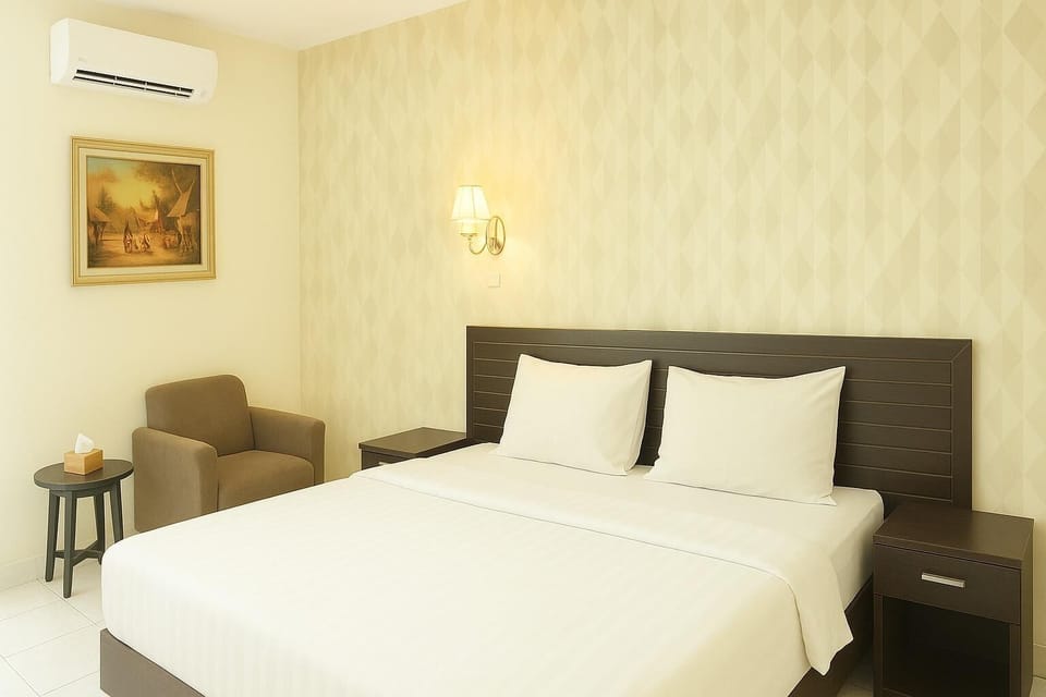 Deluxe Studio | Desk, laptop workspace, free WiFi