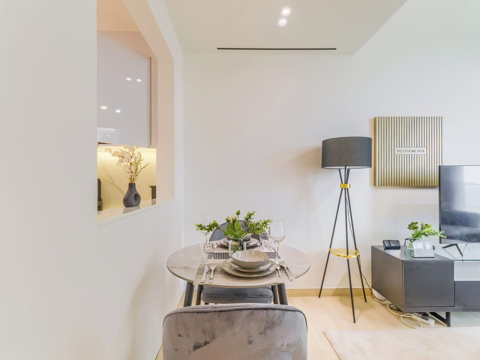 Apartment, Balcony, City View | In-room dining