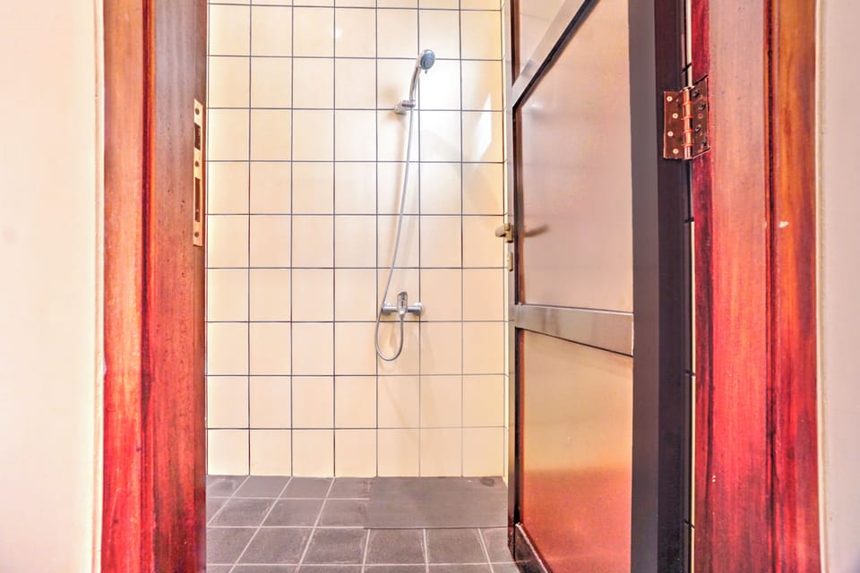 Standard Double Room | Bathroom | Shower, towels