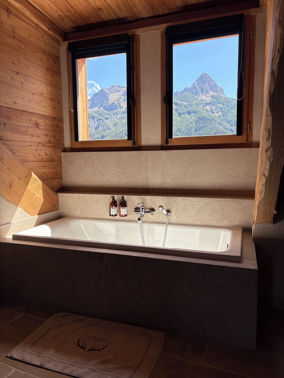 Room 6 | Bathroom | Hair dryer, bathrobes, slippers, soap