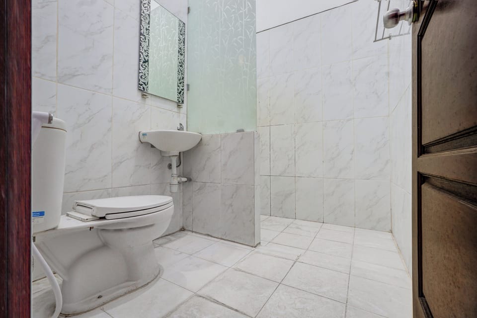 Deluxe Double Room | Bathroom | Shower, towels, soap, shampoo