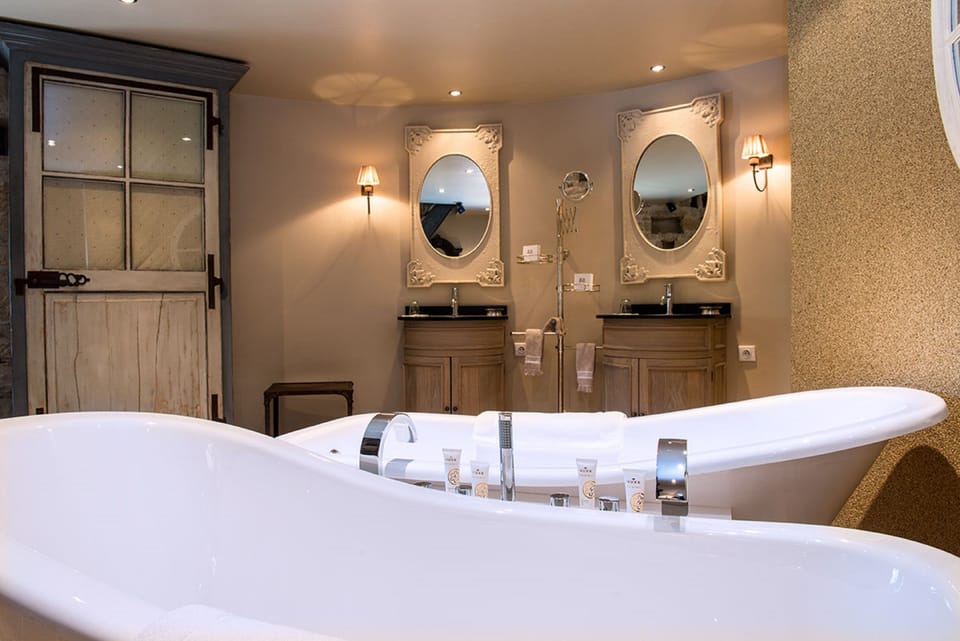 Le Pigeonnier  | Bathroom | Hair dryer, towels