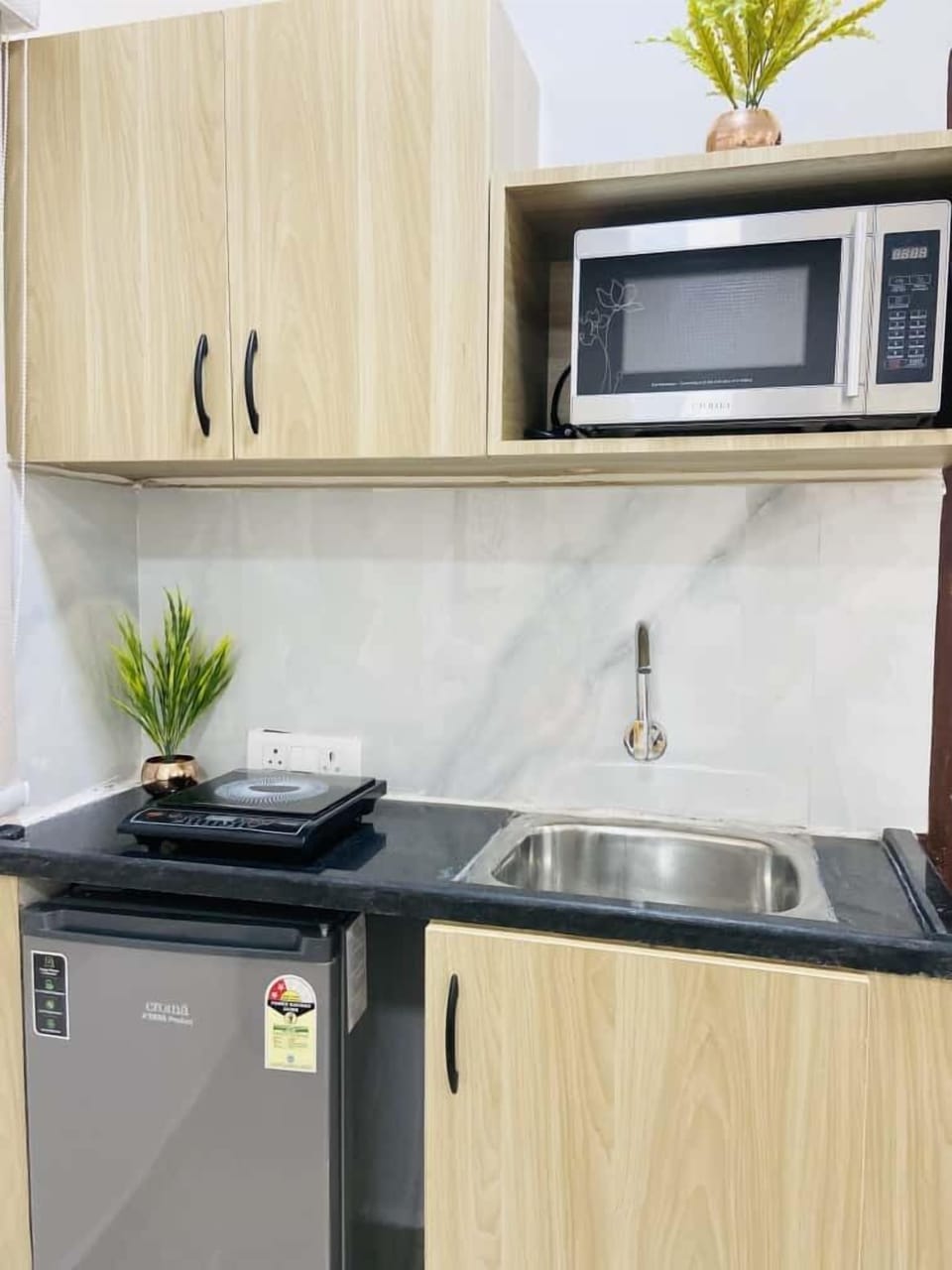 Full-size fridge, microwave, oven, stovetop