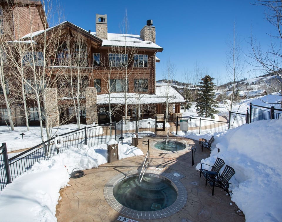 Studio | Outdoor spa tub