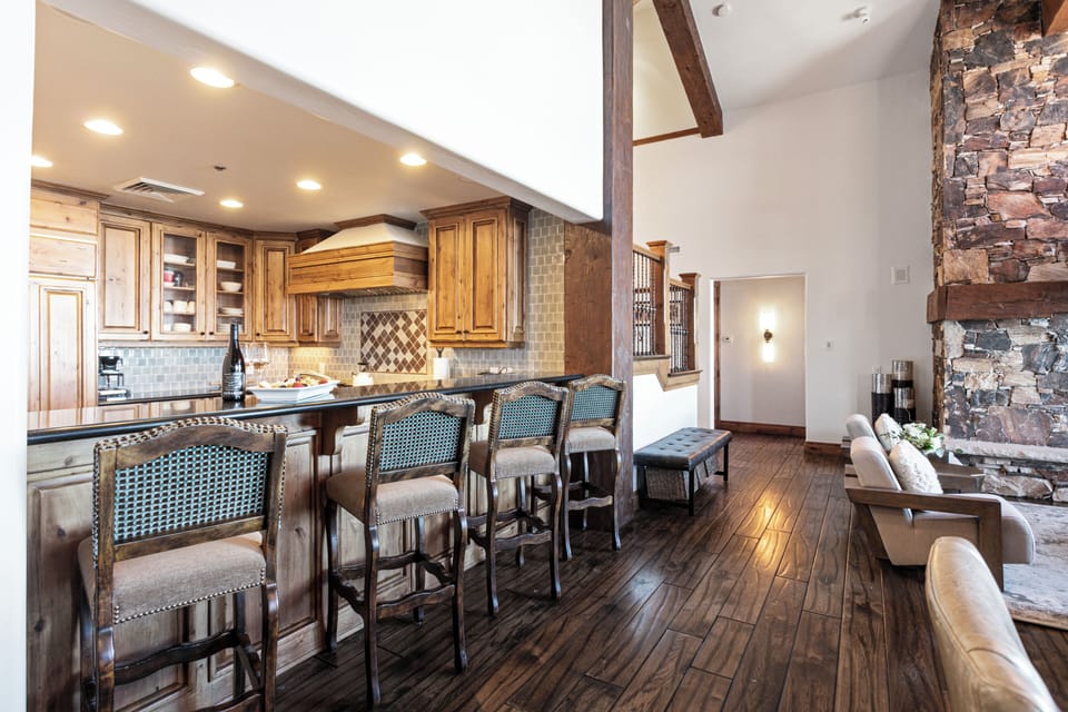 Condo, 5 Bedrooms | Bar (on property)