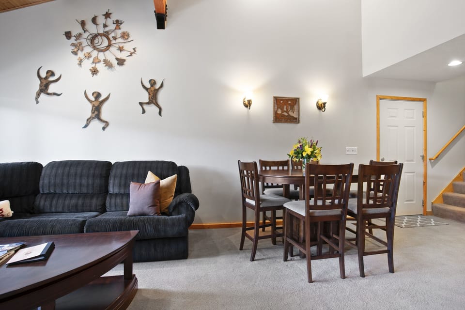 Condo, 2 Bedrooms | Dining