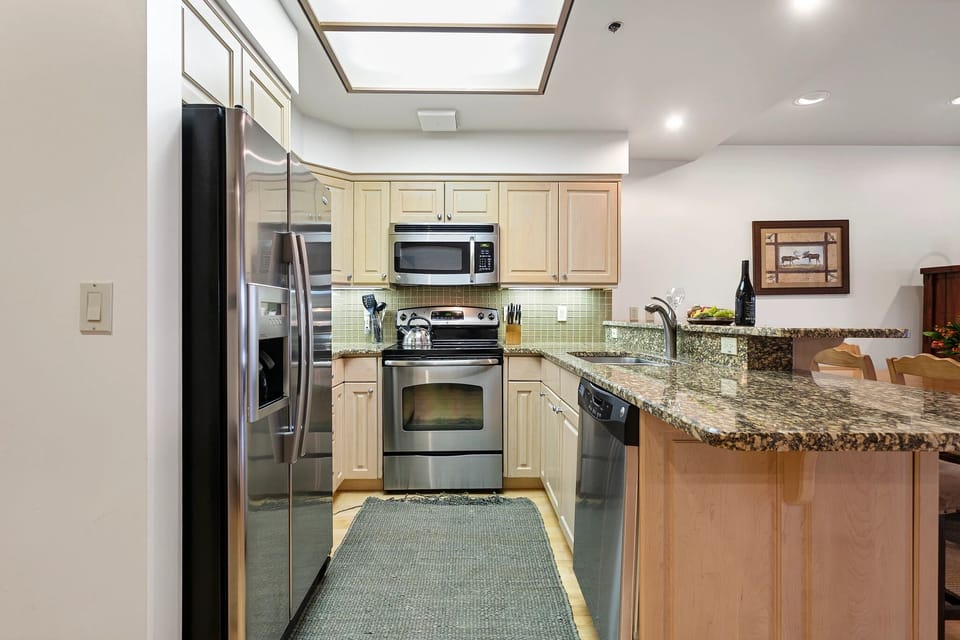 Condo, 1 Bedroom | Private kitchen | Fridge, oven, coffee/tea maker, toaster