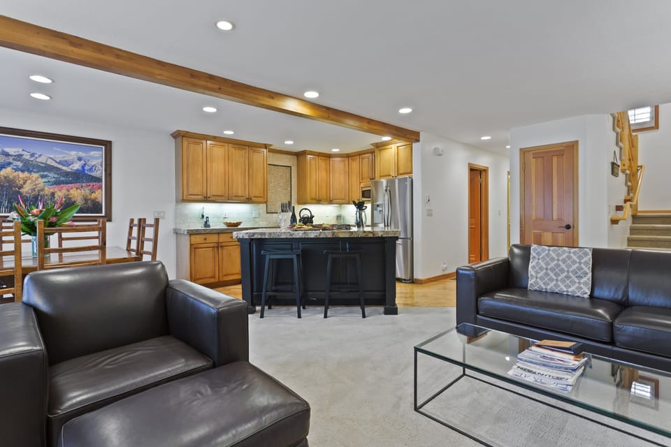 Condo, 2 Bedrooms | Living area | Smart TV
