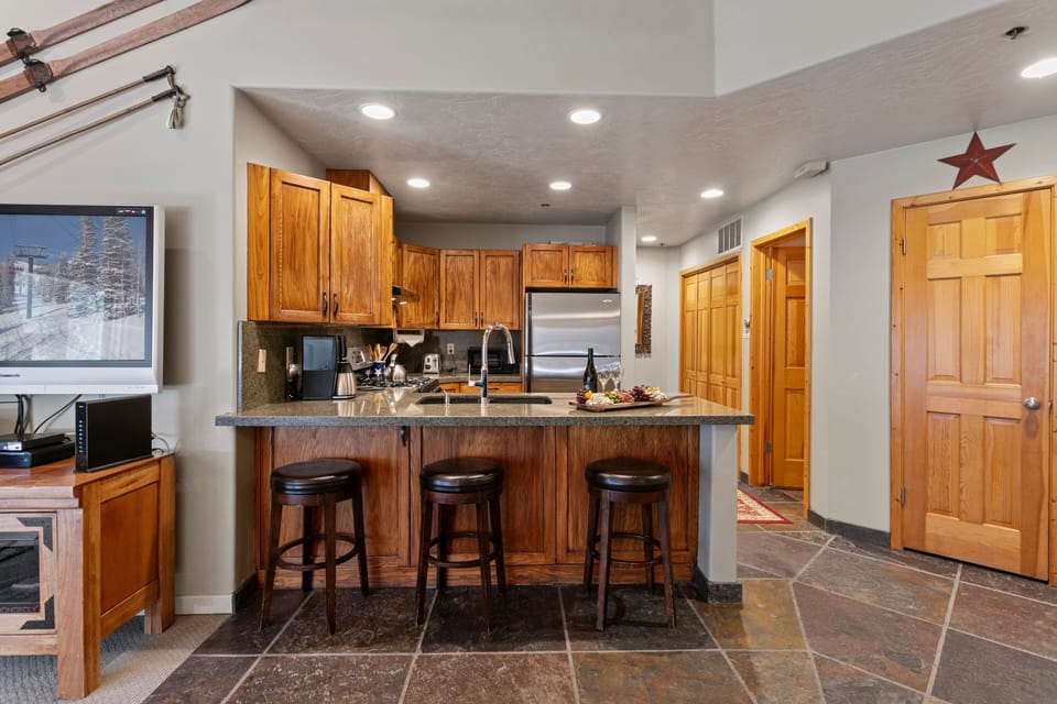 Condo, 3 Bedrooms | Private kitchen | Coffee/tea maker, fridge, oven, toaster