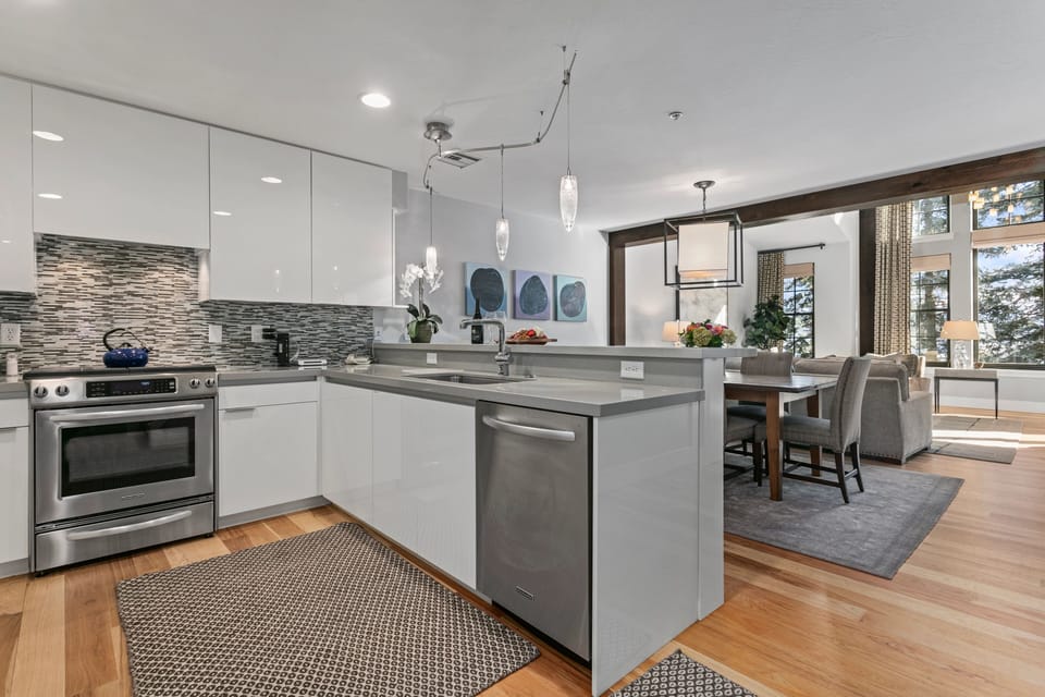 Condo, 2 Bedrooms | Private kitchen | Fridge, oven, coffee/tea maker, toaster