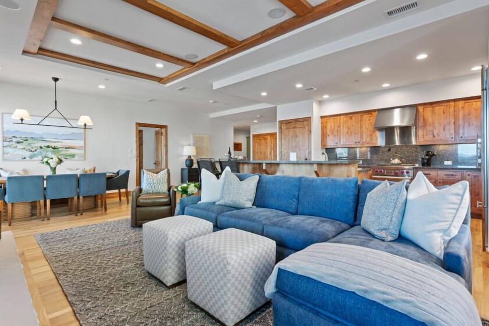 Condo, 3 Bedrooms | Living area | Smart TV