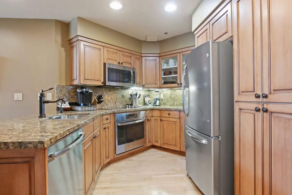 Condo, 1 Bedroom | Private kitchen | Fridge, oven, coffee/tea maker, toaster