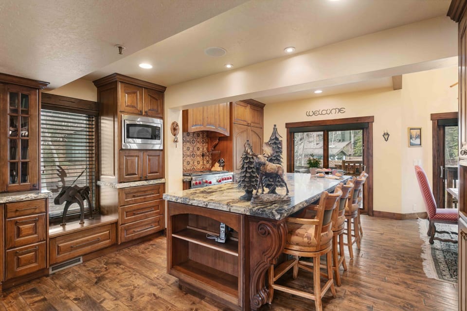 Condo, 6 Bedrooms | Private kitchen | Fridge, oven, coffee/tea maker, toaster