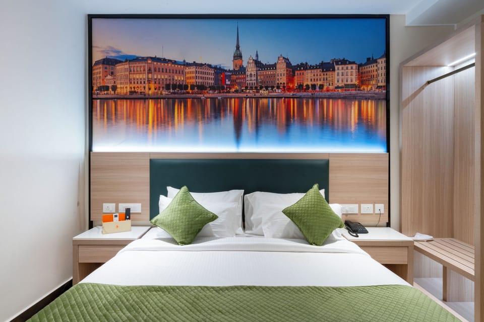 Superior Double Room | In-room safe, desk, laptop workspace, blackout drapes