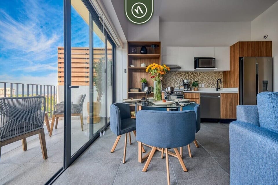 Studio, 1 King Bed, Pool Access, City View (Oasis-810) | Private kitchen