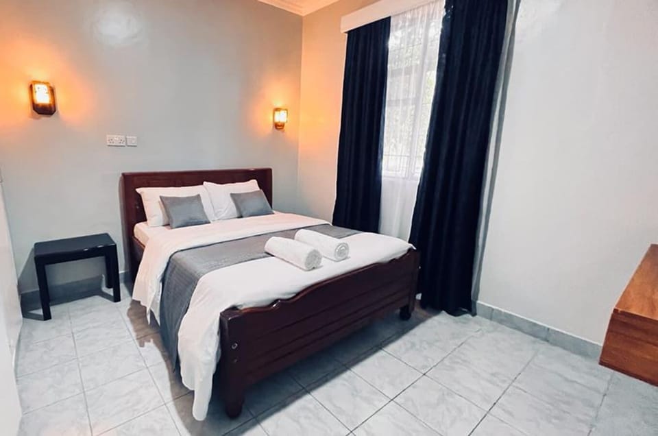 Standard Room, 1 King Bed, Private Bathroom | Iron/ironing board, free WiFi