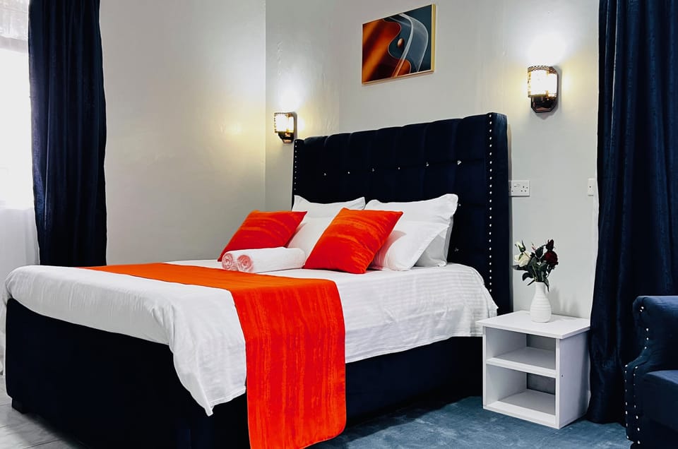 Deluxe Room, 1 King Bed, Private Bathroom | Iron/ironing board, free WiFi