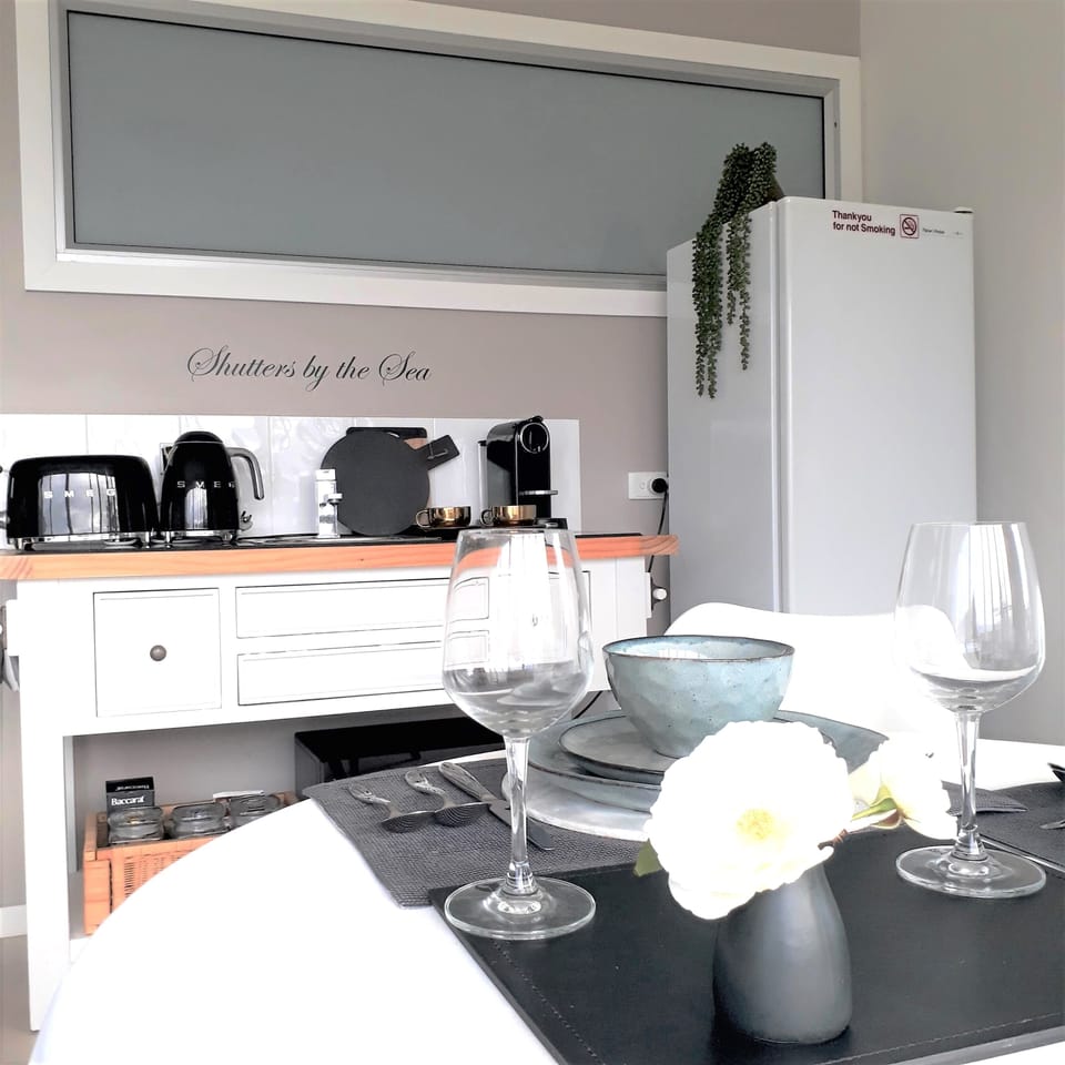 Superior Studio Suite, 1 Queen Bed, Balcony, Sea View | Couples dining